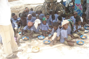 criancas_comendo-na-escola
